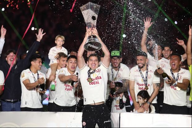 Aldo Corzo levanta la Copa y Universitario celebra la conquista del Bicampeonato. (Foto: @GEC)