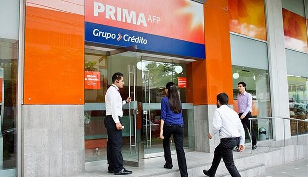 Personas ingresando a una sucursal de Prima AFP (Foto: ANDINA/Carlos Lezama)