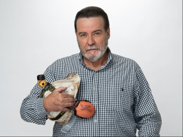 César Évora con sus implementos para sus escenas (Foto: Univision)