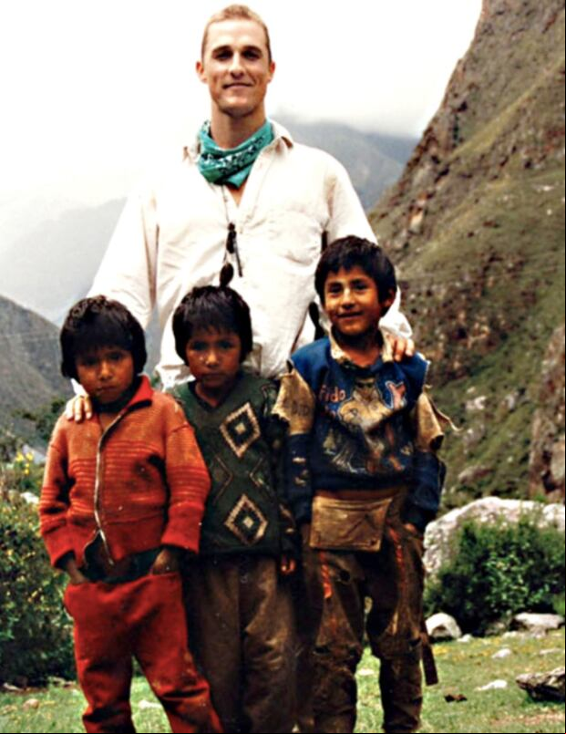 Matthew McConaughey en Machu Picchu en Cusco, Perú, junto a tres niños locales (Foto: Matthew McConaughey / X)