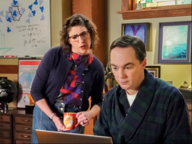 Amy (Mayim Bialik) observa a Sheldon (Jim Parsons) mientras este escribe sus memorias en el último capítulo de la séptima temporada de "Young Sheldon" (Foto: CBS)
