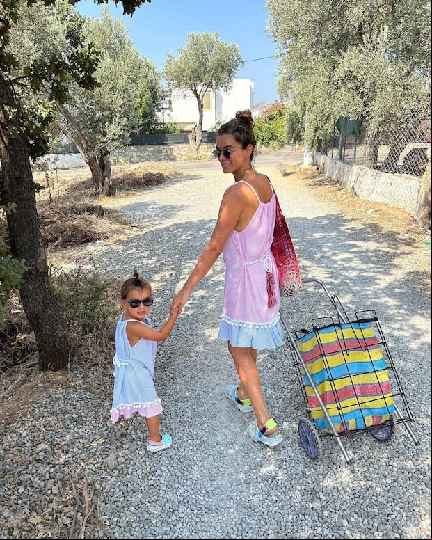 Özge Özpirinçci junto a su hija Mercan (Foto: Özge Özpirinçci / Instagram)