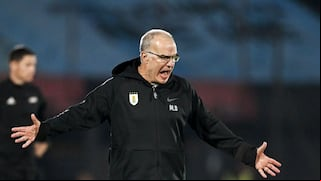 Ni ‘Loco’ se va sin indemnización: Bielsa y los millones que cobraría si Uruguay lo despide