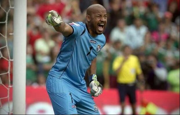 Óscar McFarlane jugando por la selección de Panamá. (Foto: Difusión)