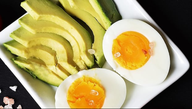 Esta imagen muestra algunos alimentos que puedes comer en el desayuno, según dietistas. (Foto: zuzyusa / Pixabay)