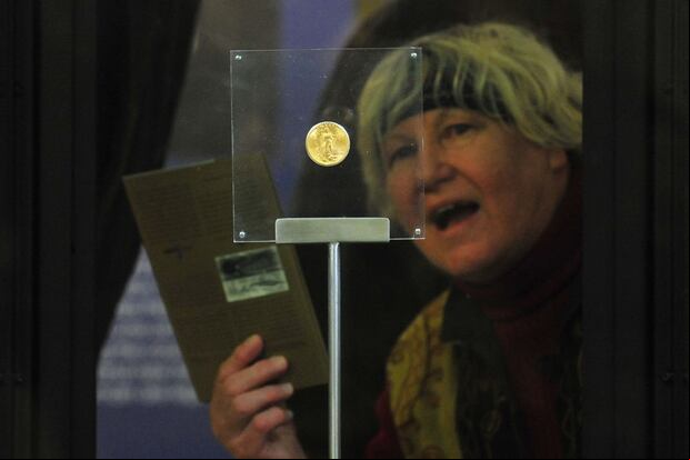Los visitantes hacen cola para ver una moneda de oro de 20 dólares con doble águila de 1933 durante la exposición de dos días en el Museo Nacional el 12 de marzo de 2012 en Praga (Foto: Michal Cizek / AFP)