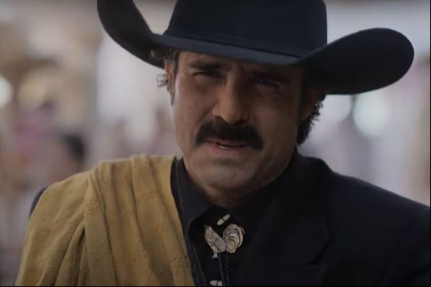 José Ron interpreta a Dionisio Pinzón, un tímido pregonero con sueños de ser gallero, en la serie "El gallo de oro" (Foto: ViX)