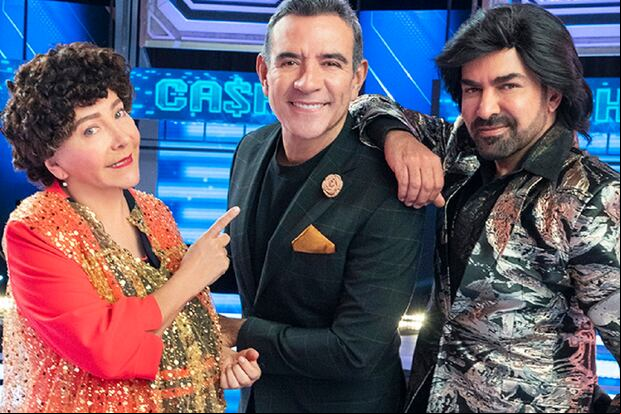 Doña Lucha (Mara Escalante), Héctor Sandarti y Albertano (Ariel Miramontes) en el programa "Cash: El peso del dinero" (Foto: Univision)