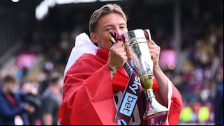 ¡Orgulloso con la bandera de Perú! Oliver Sonne y un emotivo festejo con Burnley, tras ascenso