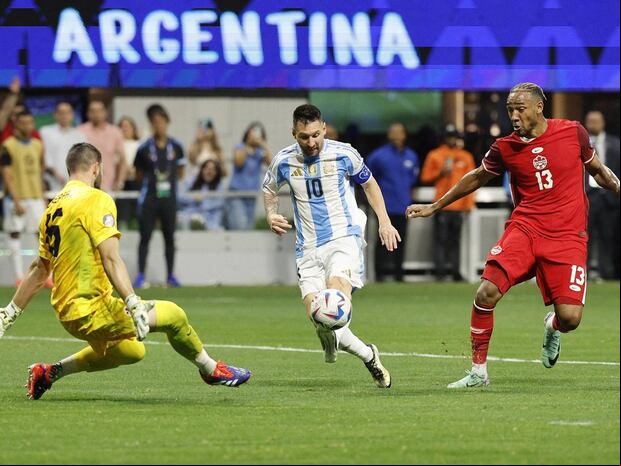 Lionel Messi tuvo sus opciones para marcar, sin embargo, no estuvo fino al momento de definir sobre el meta canadiense. (Foto: EFE)