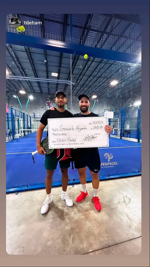 Gonzalo Higuain sostiene el cheque de 300 dólares que ganó en el Open de pádel de Miami (openpadel.club)