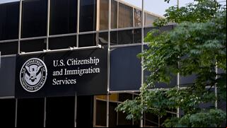 Check the status of your case with USCIS: how to track your application?