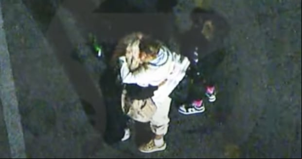 Karol G y sus amigos se notaron sumamente nerviosos al pisar el terminal aéreo (Foto: ABC 7)