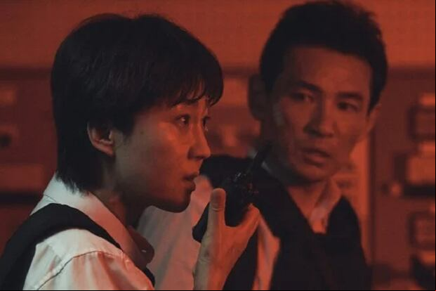 Yum Jung-ah como Mi-seon y Yum Jung-ah como Mi-seon y Hwang Jung-min como Kang-mu en la película surcoreana "Misiones cruzadas" (Foto: Netflix)