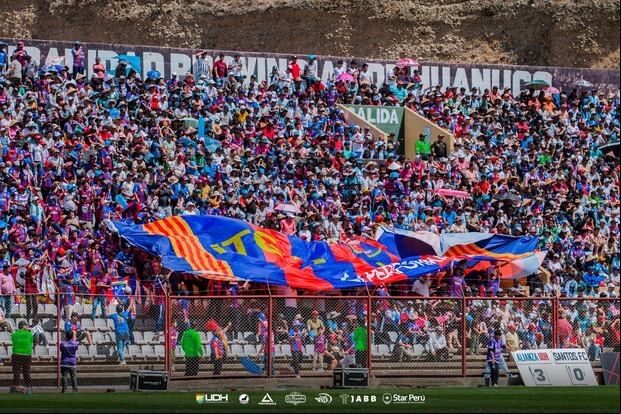 La hinchada de Alianza Universidad en Huánuco. (Foto: Alianza Universidad)