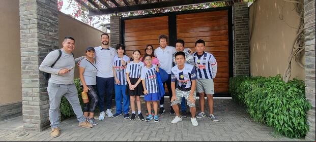 Los hinchas también demostraron su afecto con el cuerpo técnico de Alejandro Restrepo.