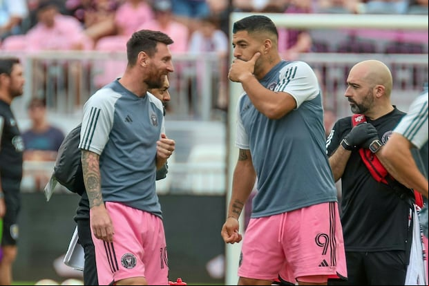 Luis Suárez y Lionel Messi tienen una gran amistad desde Barcelona. (Foto: Chris ARJOON / AFP).
