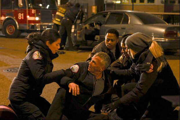 Violet Mikami (Hanako Greensmith) y Christopher Herrmann (David Eigenberg) en el episodio 1 de la temporada 12 de "Chicago Fire" (Foto: NBC)