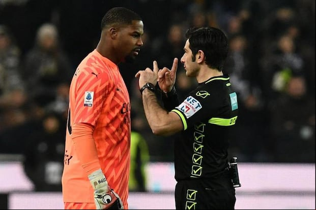 Mike Maigan indicando al árbitro los actos de racismo que sufrió en el partido de la Serie A. (Foto: Agencias).