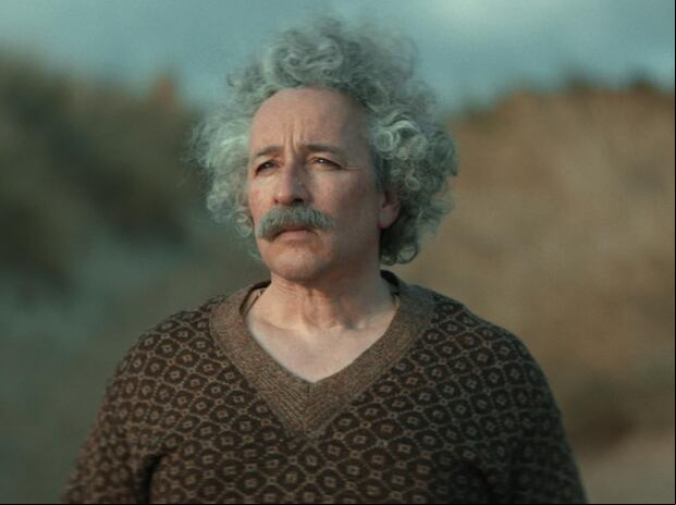 Aidan McArdle como Albert Einstein en el documental histórico "Einstein y la bomba" (Foto: Netflix)