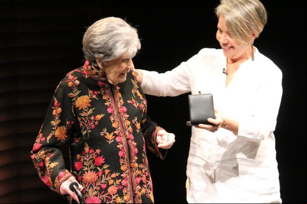 Ana Ofelia Murguía durante su reconocimiento con la Medalla Bergman en la UNAM (Foto: Cátedra Bergman / Twitter)