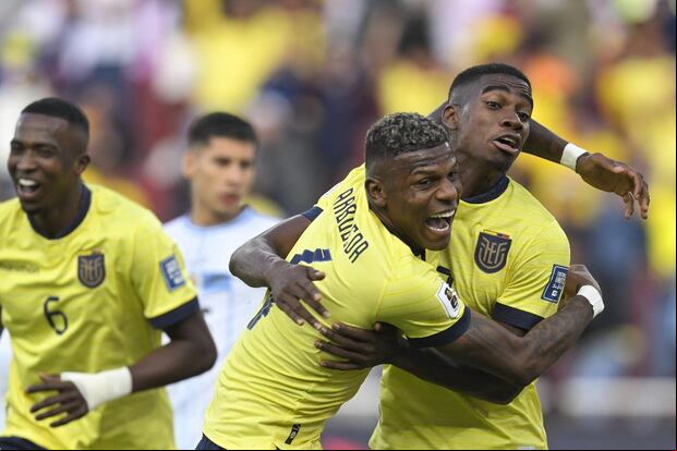 Ecuador consiguió frente a Uruguay su primera victoria en las Eliminatorias Mundial 2026. (Foto: AFP)