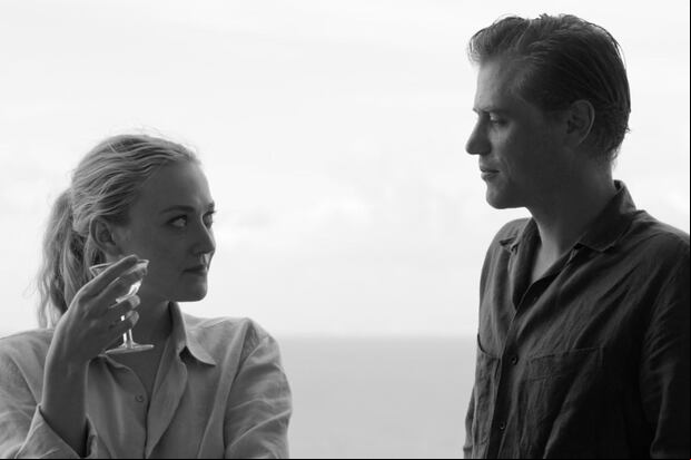 Dakota Fanning interpreta a Marge Sherwood, mientras que Johnny Flynn interpreta a Dickie Greenleaf en la serie “Ripley” (Foto: Netflix)