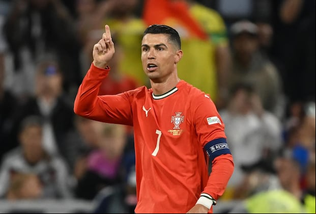 Cristiano Ronaldo ha marcado un récord mundial de 137 goles desde que debutó con Portugal en 2003. También es el máximo goleador de la historia del fútbol masculino internacional, con 220 partidos disputados, superando el récord anterior de 196, que ostentaba el kuwaití Bader Al-Mutawa contra Liechtenstein el 23 de marzo de 2023, y marcando dos goles. Ha logrado diez tripletes internacionales, un récord que comparte con Lionel Messi. | Crédito: @euro2024 / Instagram