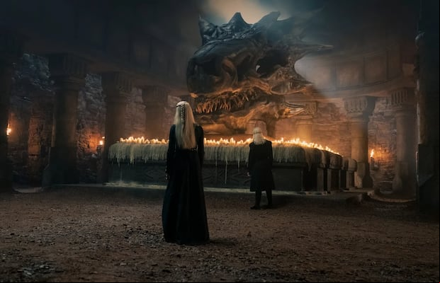 Rhaenyra y Viserys Targaryen frente al cráneo de Balerion en una escena de "House of the Dragon" (Foto: HBO)