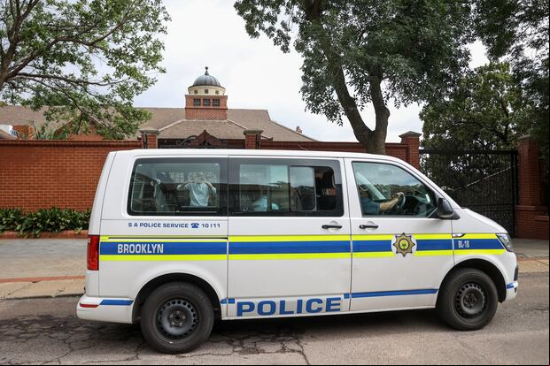 Un vehículo policial afuera de la casa del tío de Oscar Pistorius, tras ser puesto en libertad condicional el 5 de enero de 2024. (Foto: AFP)