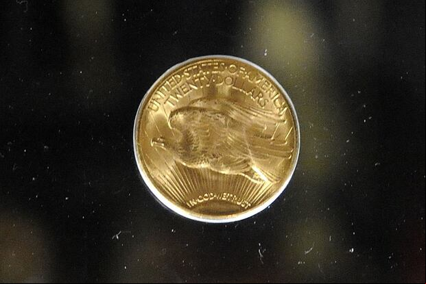 La moneda, una de las dos águilas dobles de 20 dólares de oro de Saint-Gaudens de 1933 que se conservan en la Colección Numismática Nacional del Instituto Smithsonian desde 1934, estuvo de gira por Europa en marzo de 2012 (Foto: Michal Cizek / AFP)