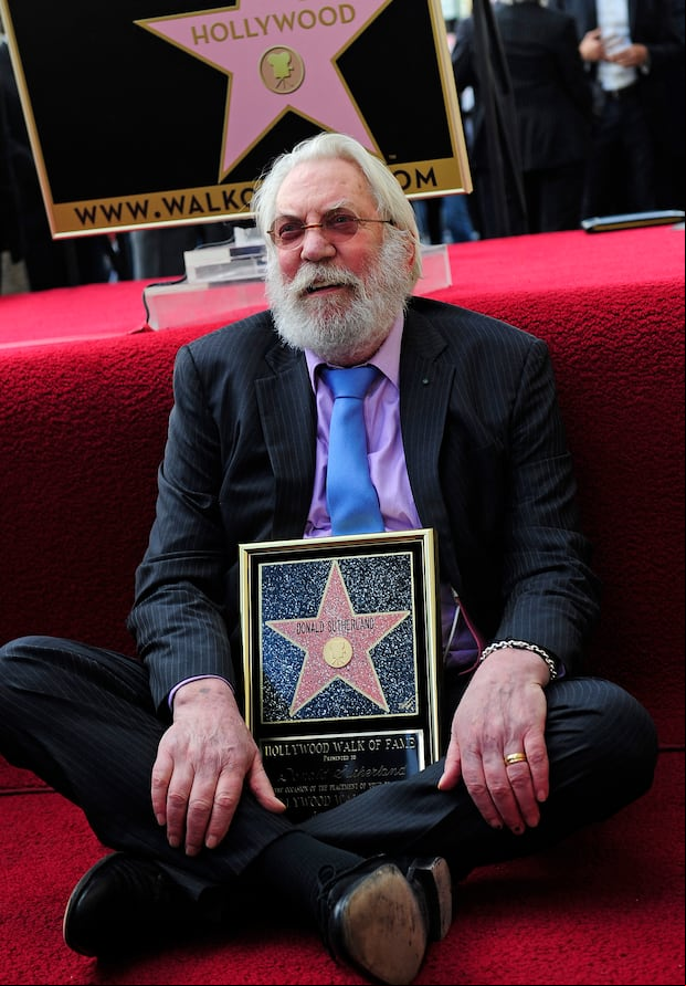 Donald Sutherland junto a su estrella en el Paseo de la Fama de Hollywood (Foto: Robyn BECK / AFP)