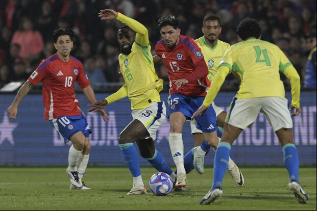 Chile viene de perder 2-1 ante Brasil y se alista para jugar ante Colombia. (Foto: AFP)