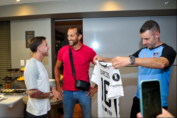 Hernán Barcos visitó la concentración de Liga de Quito. (Foto: LDU)