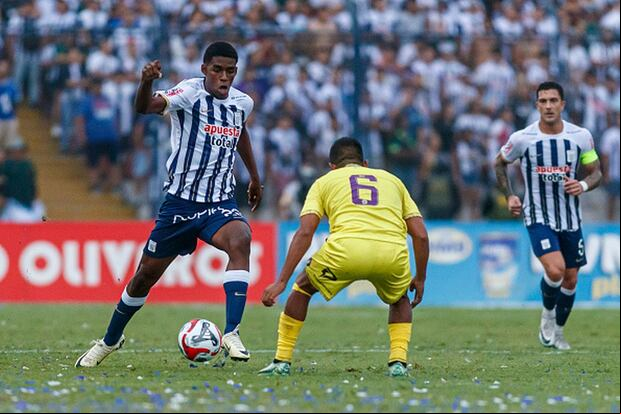 El joven Víctor Guzmán en un partido de Alianza Lima. (Foto: Getty Images)