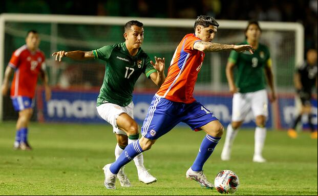 Chile y Bolivia se ven las caras por la fecha 8 de las Eliminatorias al Mundial 2026. (Foto: AFP)