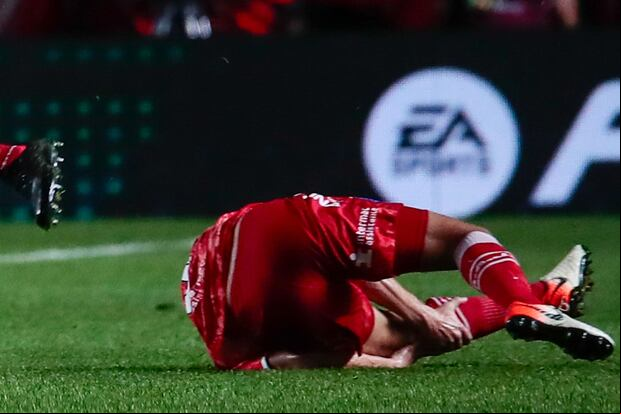 Luciano Sánchez podría estar de baja un mínimo de ocho meses por luxación de rodilla. (Foto: EFE)