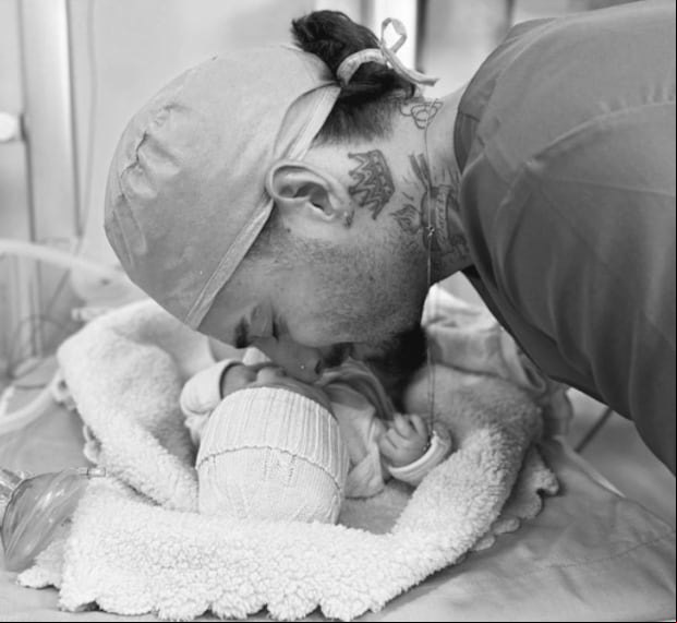 Maluma junto a su hija París (Foto: Revista Poder)