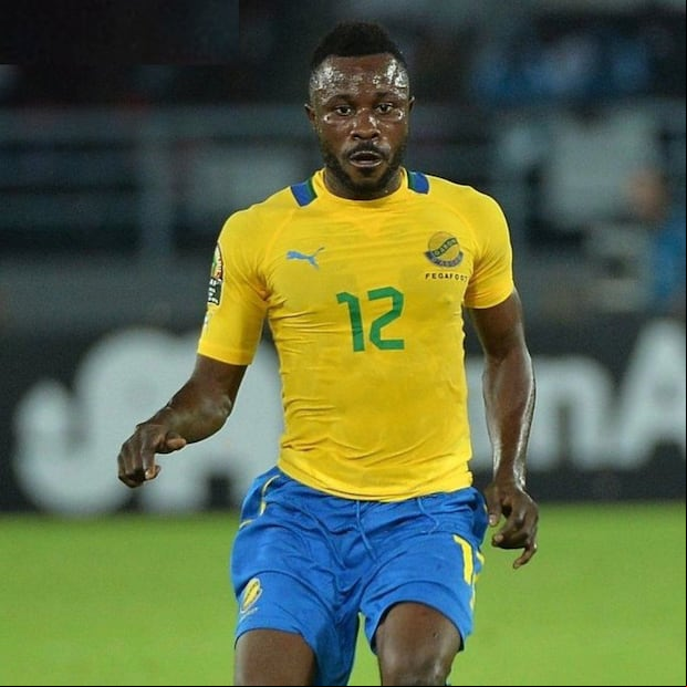 Guélor Kanga Kaku es volante y juega en el Estrella Roja de Serbia.