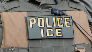Redadas del ICE: ¿Qué hacer si estás solicitando tu residencia en EE.UU. y eres detenido?