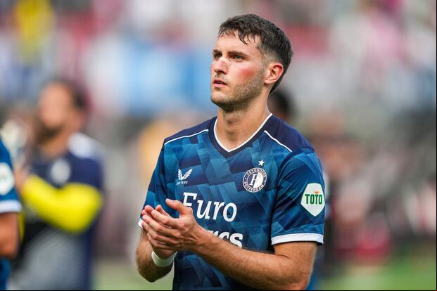 Santiago Gimenez sigue en plan goleador.