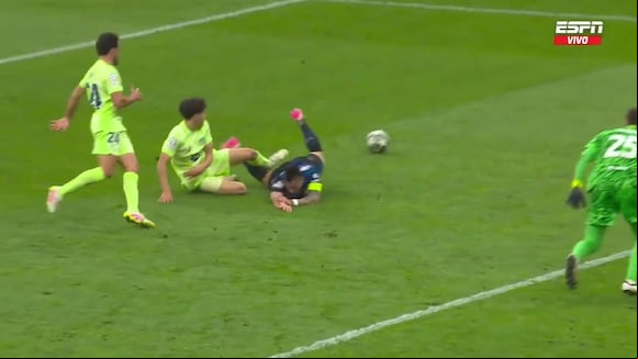 El penal de Pau Cubarsí a Lautaro Martínez. (Video: ESPN)