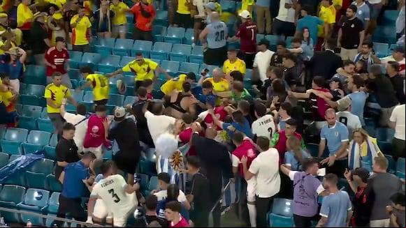 Enfrentamiento entre jugadores de Uruguay vs hinchas de Colombia tras finalizar el partido de la Copa América 2024. (Vídeo: FOX SPORTS).