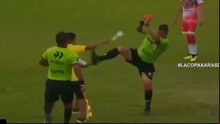 ¡Al estilo de la WWE! La ‘patada KO’ de un árbitro para evitar ser agredido en Copa Perú
