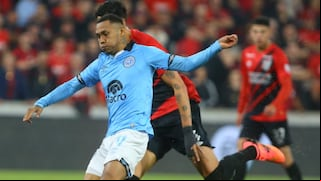 Con polémica revisión del VAR: el gol anulado a Bryan Reyna en Paranaense vs. Belgrano