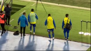 ¡Cojeando y afectado! Así salió Advíncula del estadio tras sufrir lesión en el partido de Boca