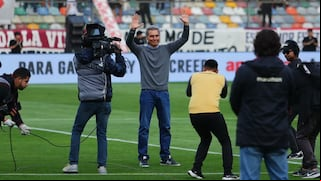 ‘Chemo’ del Solar recibió homenaje de Universitario previo al partido contra Unión Comercio