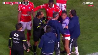 Christian Cueva salió lesionado a los 21′ y estalló por expulsión de Díaz ante Alianza Atlético