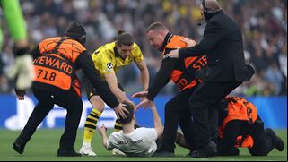 ¡Insólito! Hinchas se metieron al campo en el Real Madrid vs. Dortmund