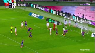 Goles de Lewandowski: el polaco se vistió de héroe con un triplete y se llevó el balón a casa